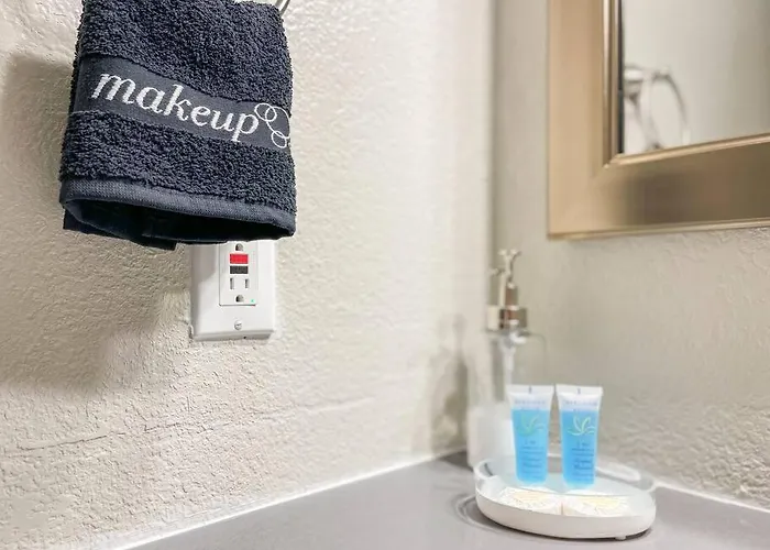 Apartment Updated With Pool - Close To Airport, Zoo, & Asu *