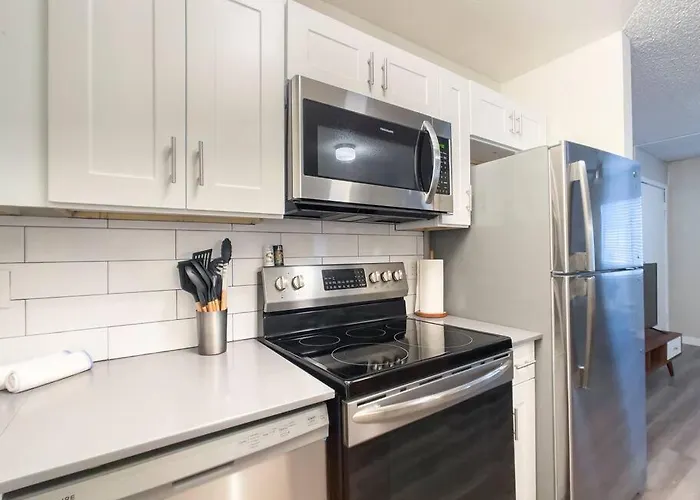 Apartment Updated With Pool - Close To Airport, Zoo, & Asu
